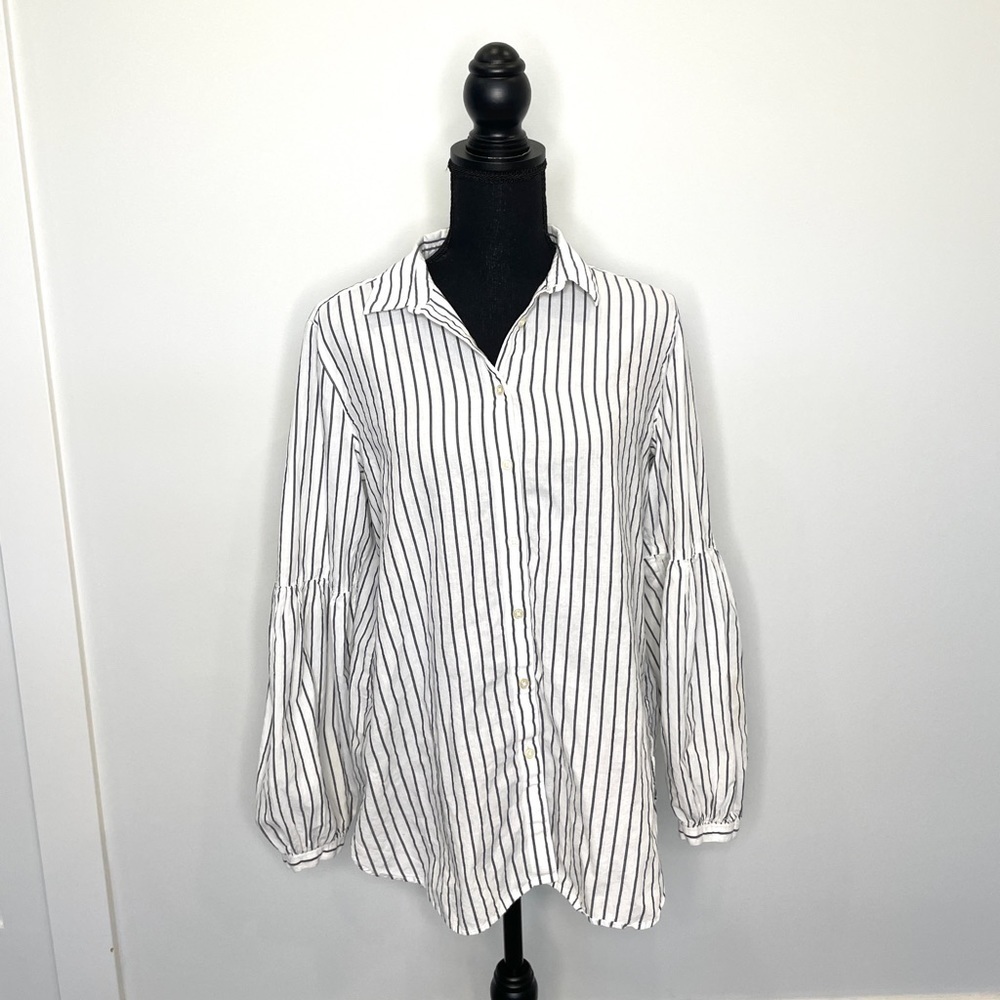 LOFT the softened Short White and Gray Striped Long Sleeve Button Up